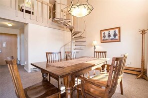 Ruokailu omassa huoneessa