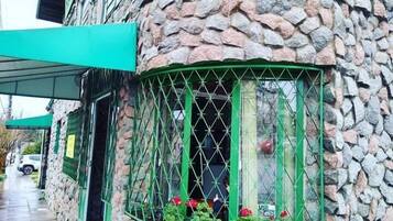 المنشأة من الخارج