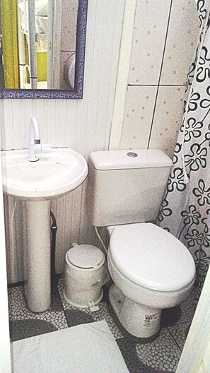 Double Room | Bathroom | Shower, towels