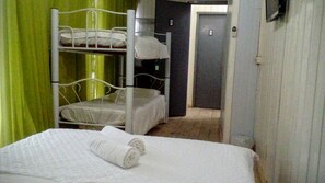 Phòng đôi hoặc 2 giường đơn cơ bản | Truy cập Internet không dây miễn phí, bộ trải giường 