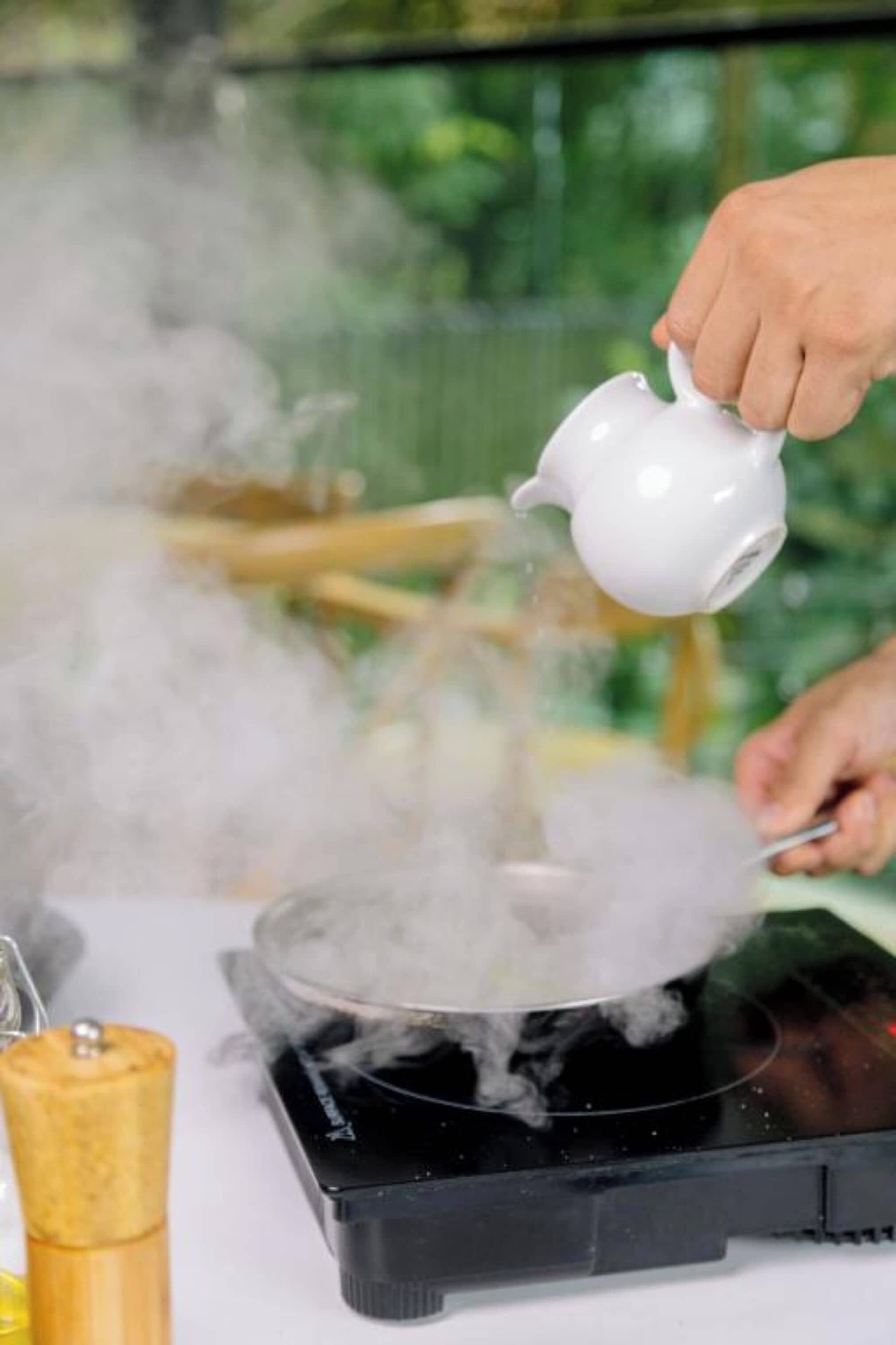 breakfast, lunch, dinner served; international cuisine