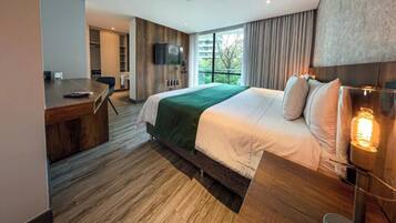 Habitación Deluxe, balcón | Edredón, camas con pillow-top y caja de seguridad en la habitación