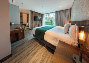 Deluxe kamer, balkon | Donzen dekbedden, pillowtop-bedden, een kluis op de kamer, een bureau