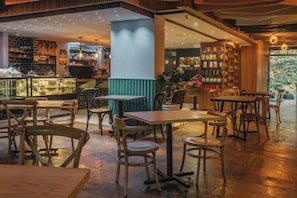 Free daily buffet breakfast - Cafe Hotel Medellín by Lars (Medellín)