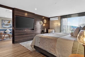 Suite | Down comforters, pillowtop beds, in-room safe, desk - Cafe Hotel Medellín by Lars (Medellín)