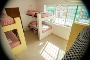 Blackout curtains, free WiFi, bed sheets - Coco Hostel (Cancun)