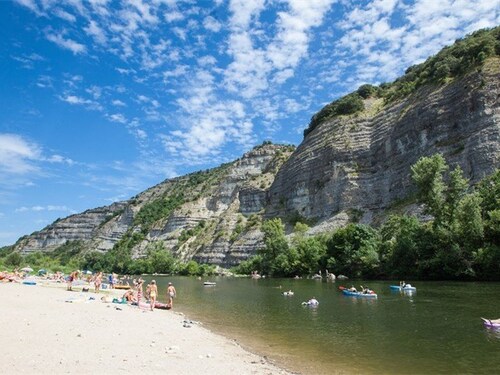 Klimatisiertes Haus für 6 Personen, nahe Vallon-Pont-d'Arc Zentrum mit Garten und WIFI