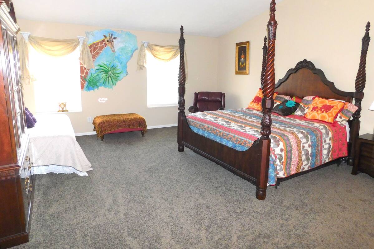 Evonne Suite | Pillowtop beds, WiFi (free), individually decorated