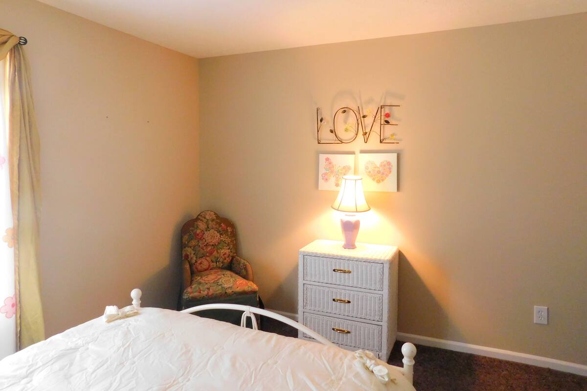Joshua Room | Pillowtop beds, WiFi (free), individually decorated