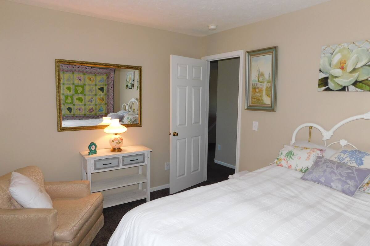 Amber Room | Pillowtop beds, WiFi (free), individually decorated