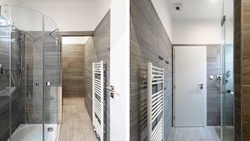 Une salle de bain moderne avec une douche à parois de verre, un porte-serviettes blanc et une porte donnant sur une autre pièce.
