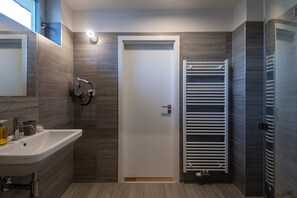 Appartamento panoramico | Bagno | Doccia, set di cortesia gratuito, asciugacapelli, asciugamani