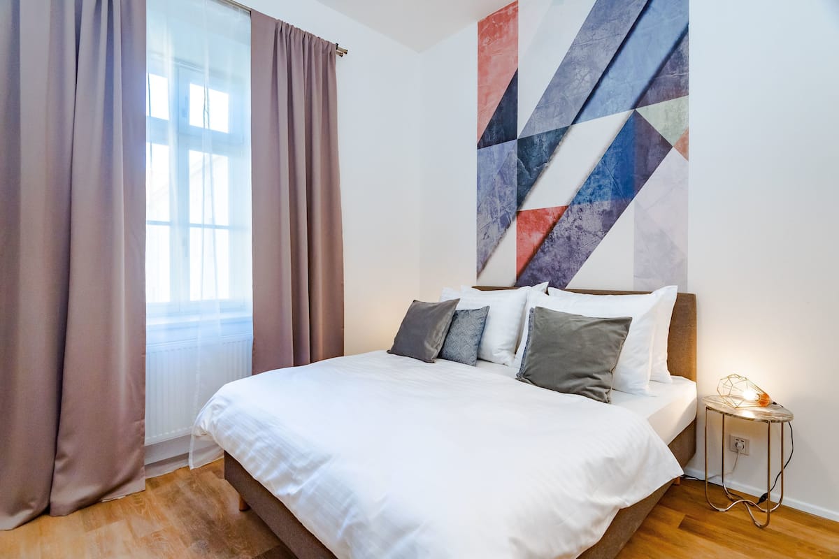 Deluxe Apart Daire, 1 Büyük (Queen) Boy Yatak | Mısır pamuklu çarşaf takımı, kaliteli yatak takımı, masa