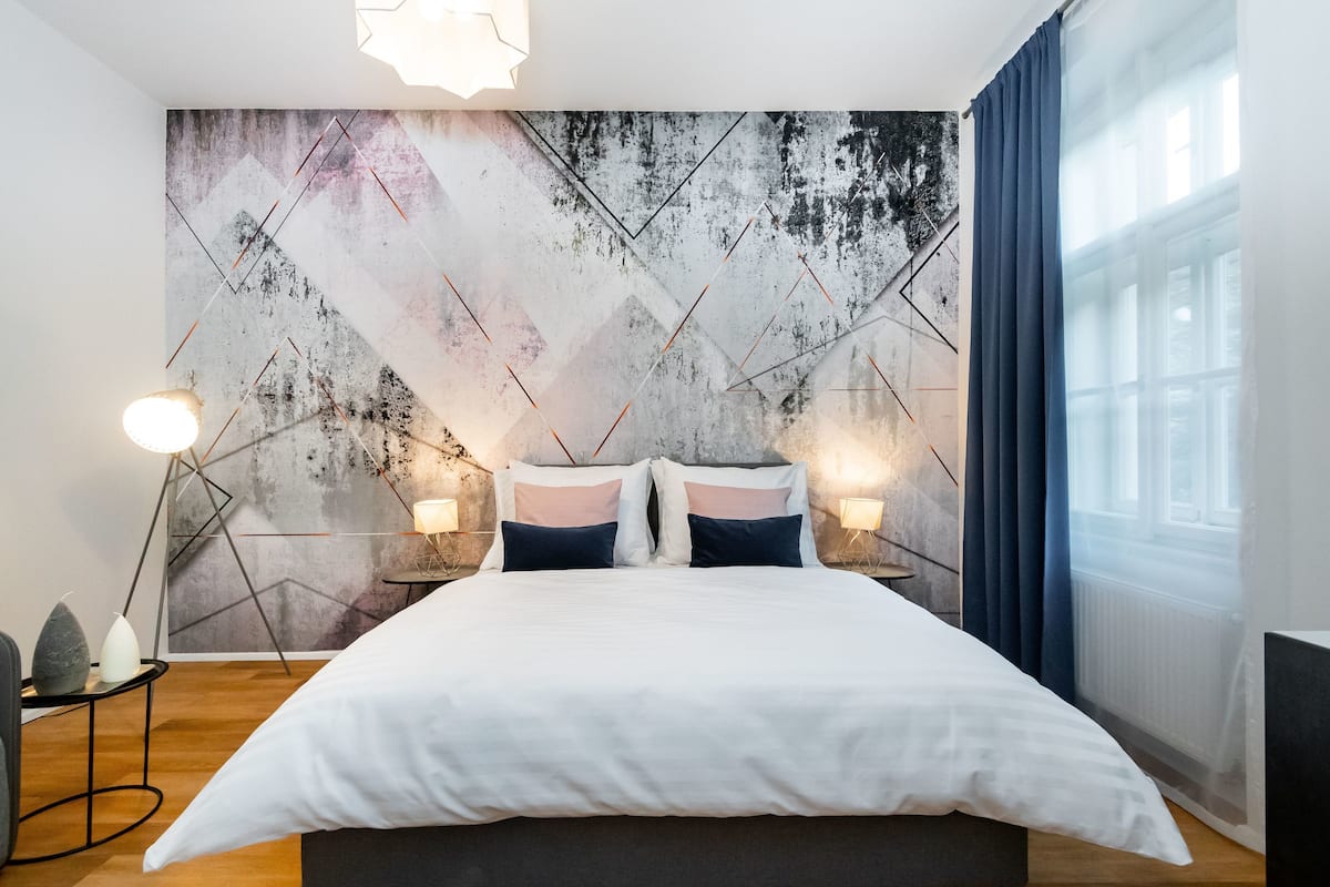 Design Apart Daire, 1 Büyük (Queen) Boy Yatak ve Çekyat | Mısır pamuklu çarşaf takımı, kaliteli yatak takımı, masa 