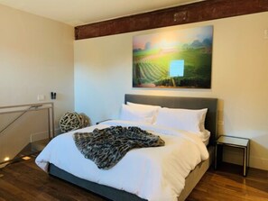 Egyptian cotton sheets, premium bedding, down duvets, memory-foam beds - R Inn Napa (Napa)