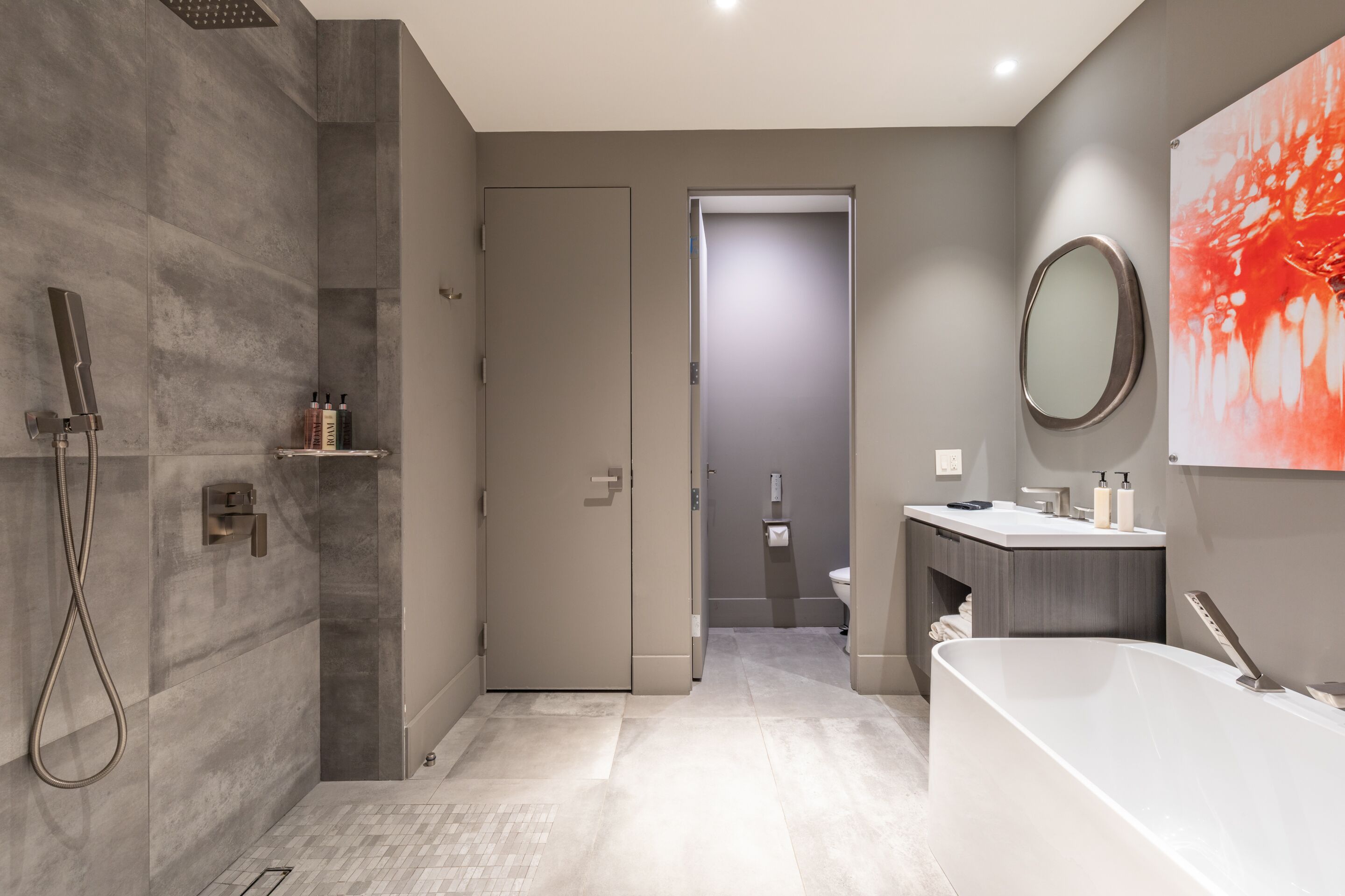 Un baño moderno con ducha, inodoro y bañera.