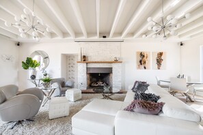 Smart TV, fireplace, ping pong, books