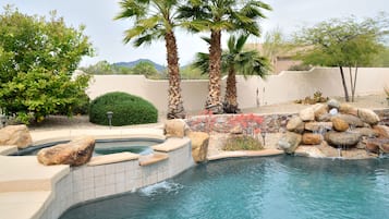 Alberca al aire libre y alberca climatizada