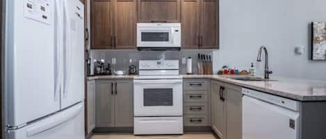 Réfrigérateur, micro-ondes, four, plaque de cuisson