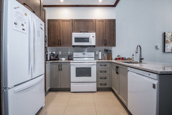 Réfrigérateur, four à micro-ondes, un four, surface de cuisson