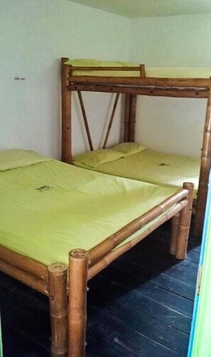 Quarto família, várias camas, para não fumantes | Roupa de cama