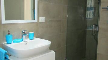 Doccia, asciugacapelli, bidet, asciugamani