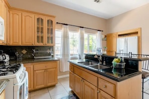 Fridge, microwave, oven, stovetop - New Beautiful House with Open Kitchen, Large Bedrooms and Living-room (San Jose)