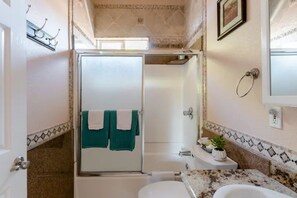 Ensemble baignoire-douche, séchoir à cheveux, serviettes fournies, savon