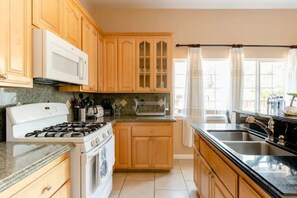 Fridge, microwave, oven, stovetop - New Beautiful House with Open Kitchen, Large Bedrooms and Living-room (San Jose)