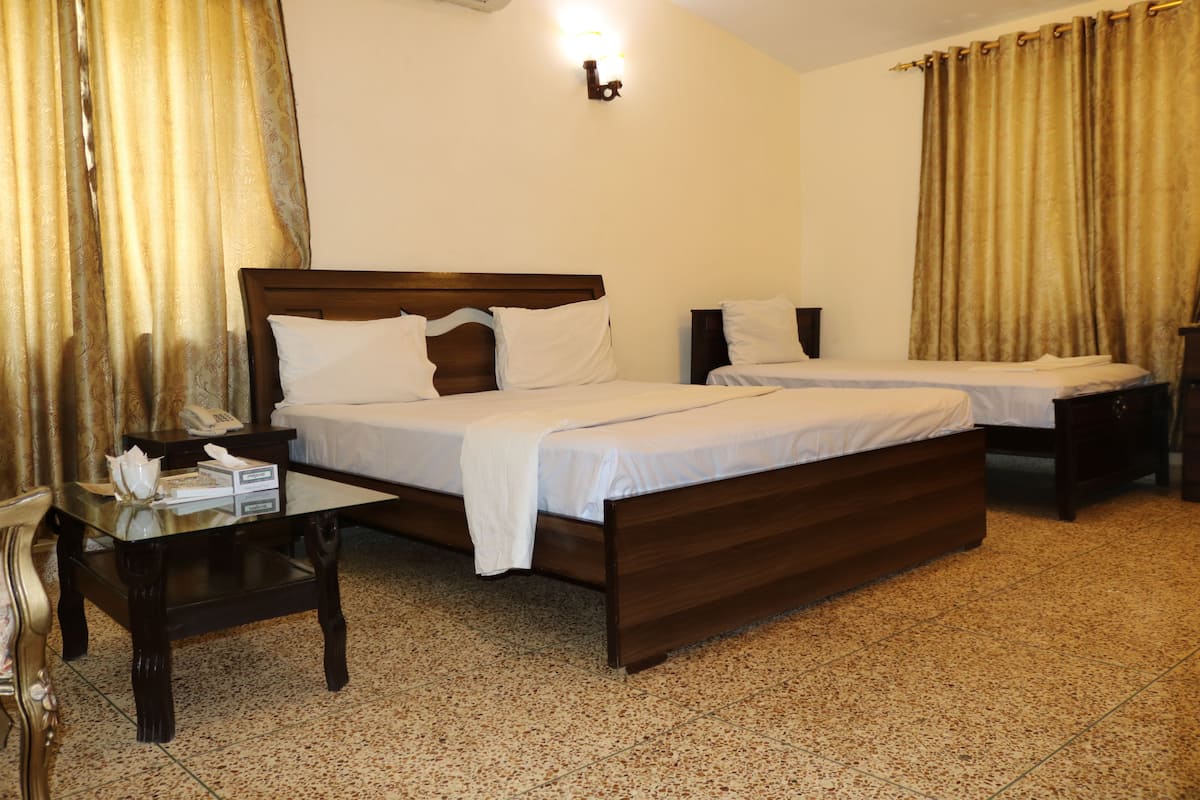 Classic Triple Room, 2 Twin Beds, Non Smoking | Free WiFi