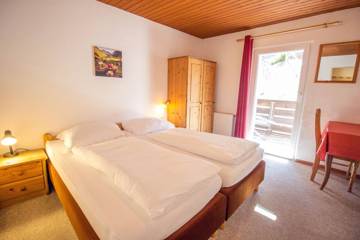 Quarto casal, sacada | 2 quartos, escrivaninha, Wi-Fi de cortesia, roupa de cama