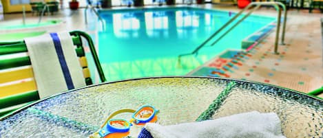 Piscine couverte, accÚs possible de 07 h 00 à minuit, chaises longues