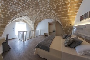 Phòng 4 Superior | Bộ đồ giường cao cấp, minibar, két bảo mật tại phòng, bàn 