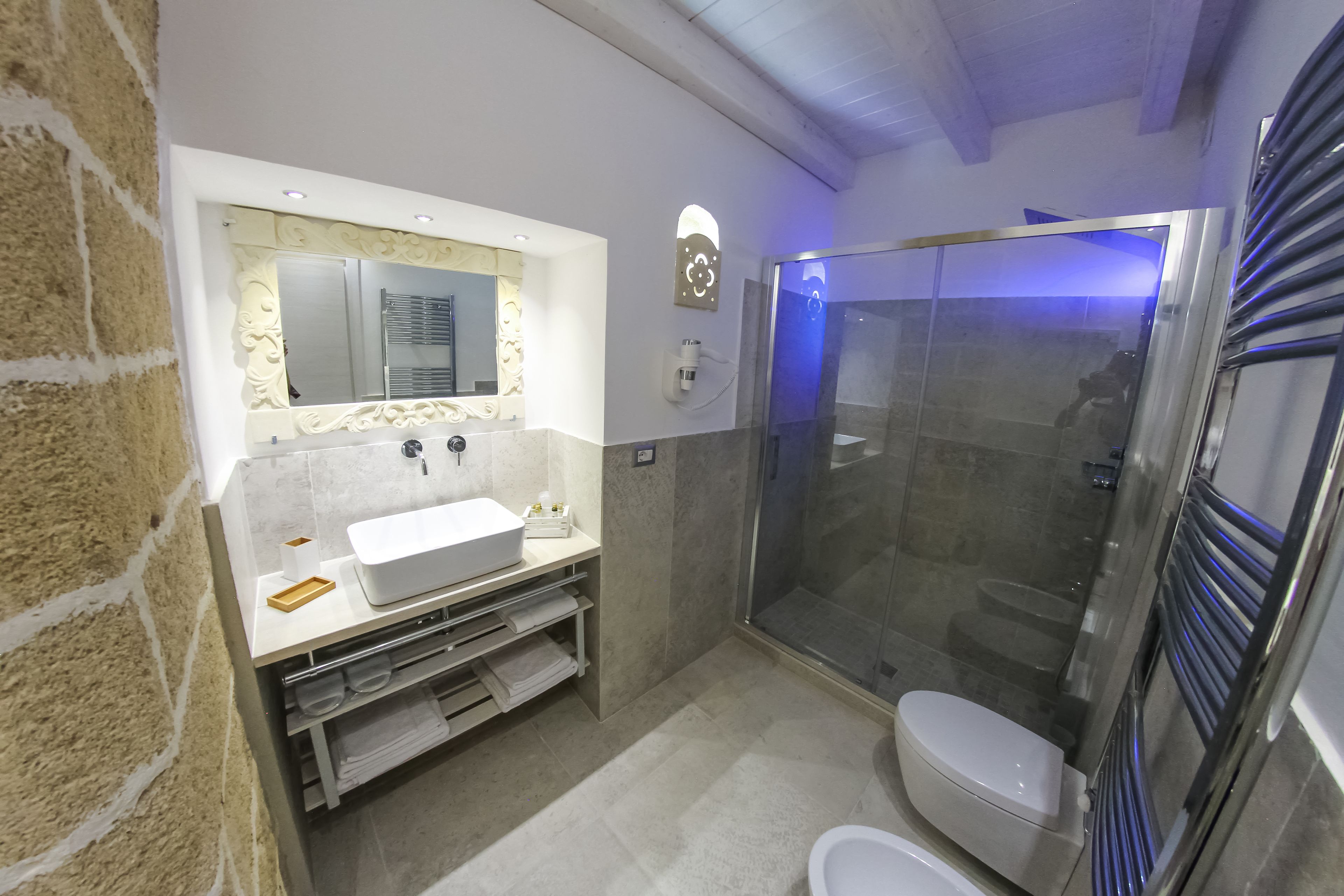 Superior-Vierbettzimmer | Badezimmer | Dusche, Hydromassagedusche, Haartrockner, Hausschuhe