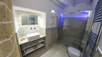 Superior-Vierbettzimmer | Badezimmer | Dusche, Hydromassagedusche, Haartrockner, Hausschuhe