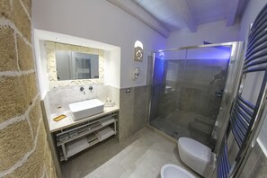 Superior-Vierbettzimmer | Badezimmer