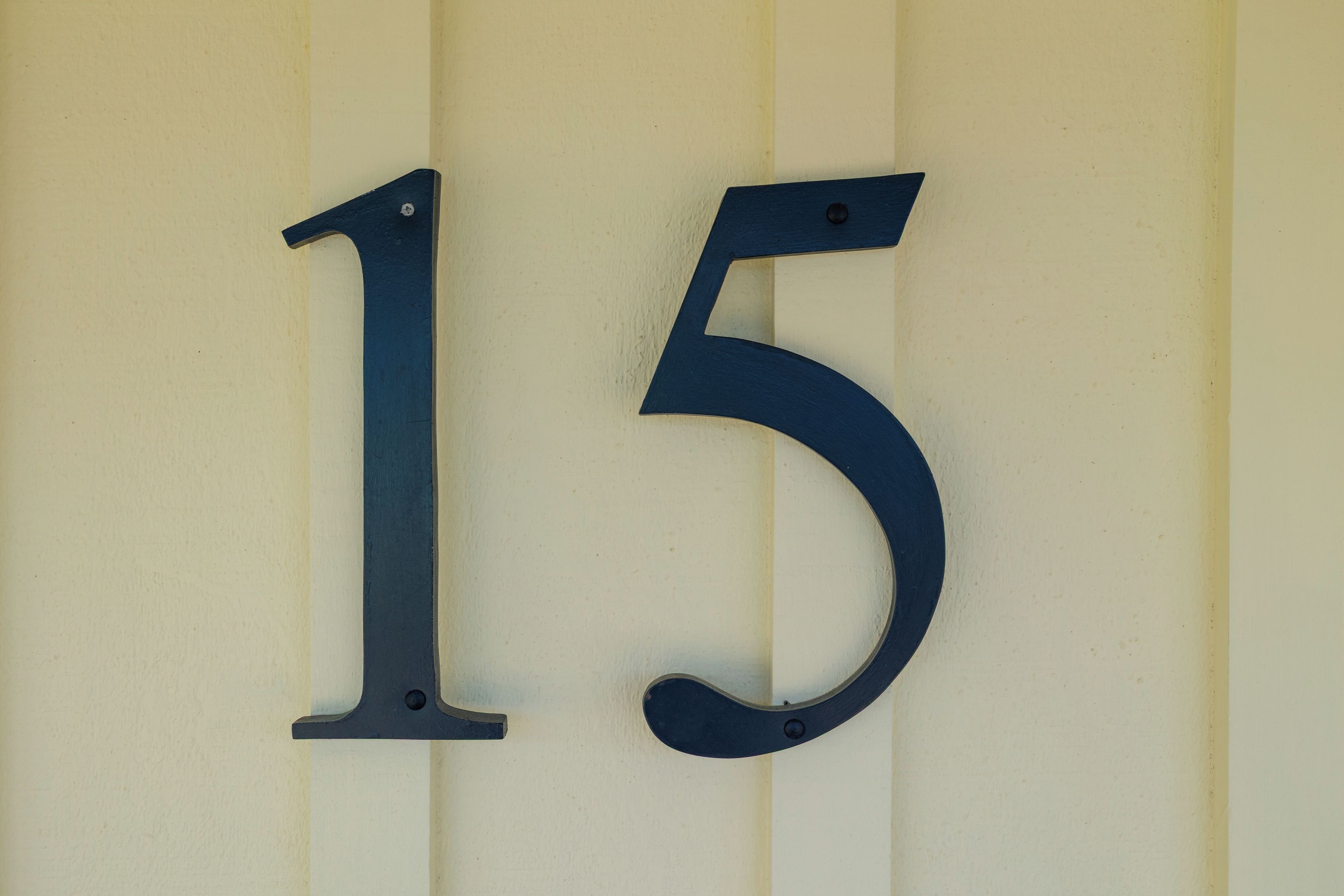El número '15' colocado en una pared.