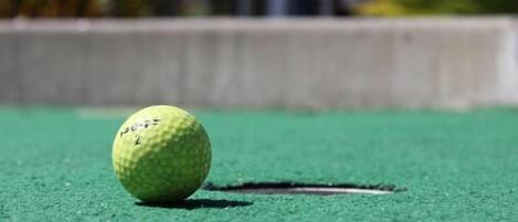 Una pelota de golf sobre un campo verde.
