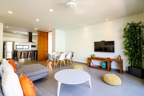 Apartamento Premium, varias camas, no fumadores | Zona de estar | Una televisión de plasma