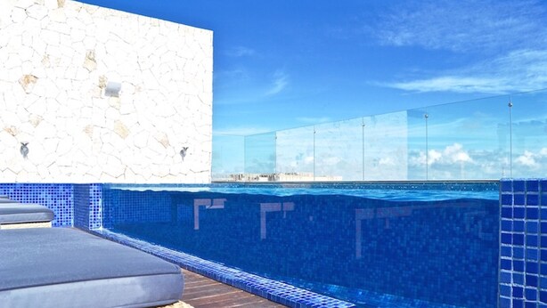 Kolam renang rooftop