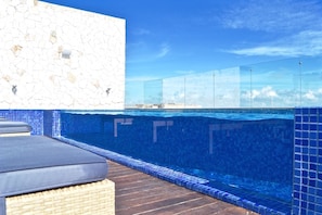 Una piscina al aire libre, tumbonas