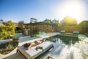 Piscina externa, funciona das 10h às 21h30, guarda-sóis