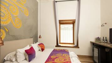 Quarto casal real, 1 cama King, banheira de imersão, vista para o jardim | 1 quarto, roupas de cama premium, camas com colchões pillow-top