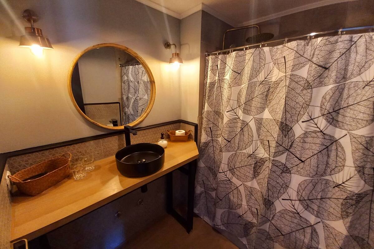 superior double room, 1 king bed, ensuite | bathroom | free toiletries, hair dryer, towels, soap