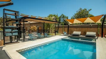 Piscina externa, funciona das 10h às 21h30, guarda-sóis