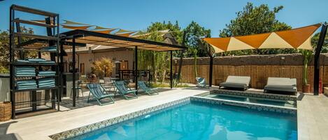 Außenpool, geöffnet von 10:00 Uhr bis 21:30 Uhr, Sonnenschirme