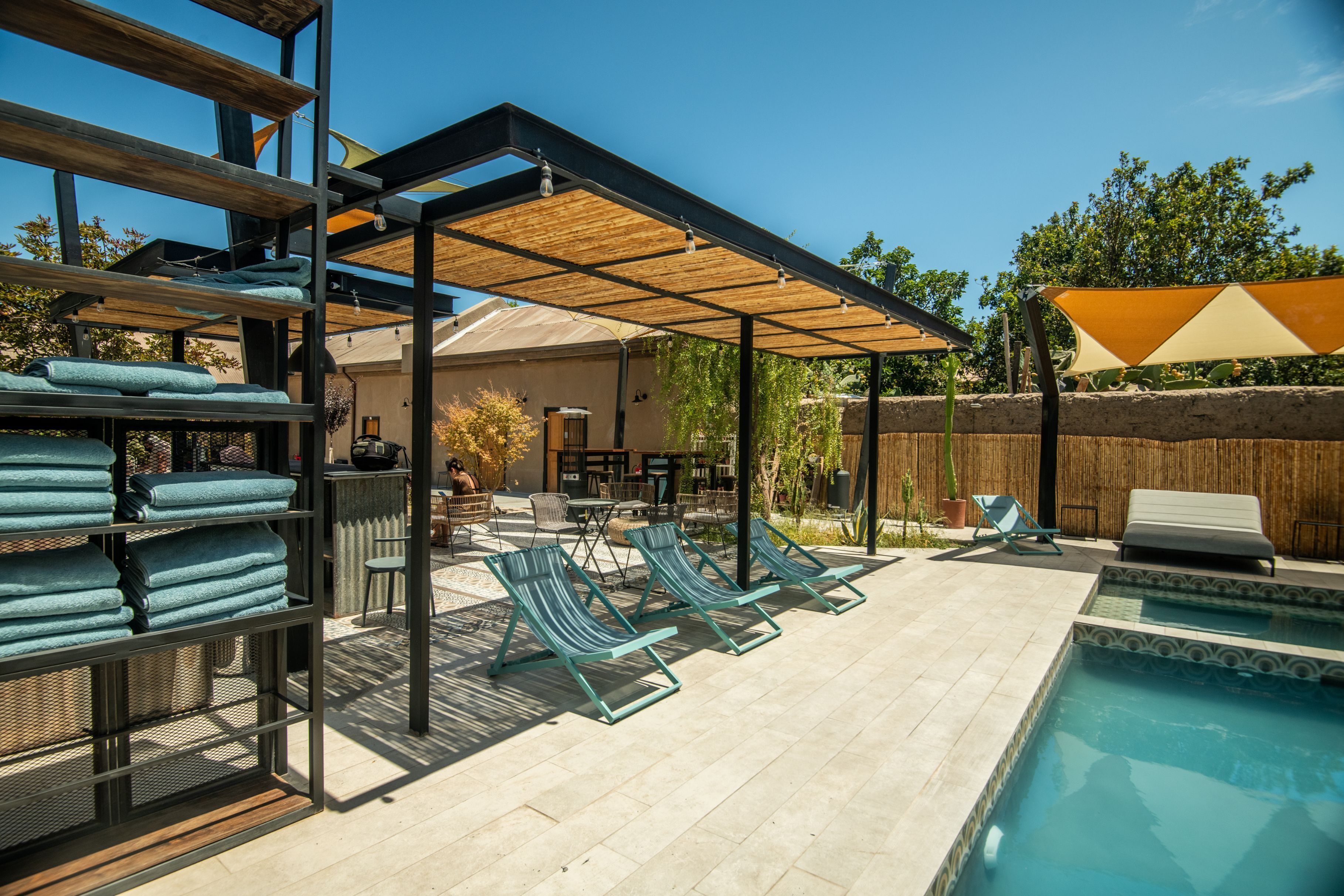 Utomhuspool, öppet 10.00 till 21.30, parasoller och solstolar