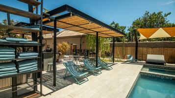 Piscina externa, funciona das 10h às 21h30, guarda-sóis