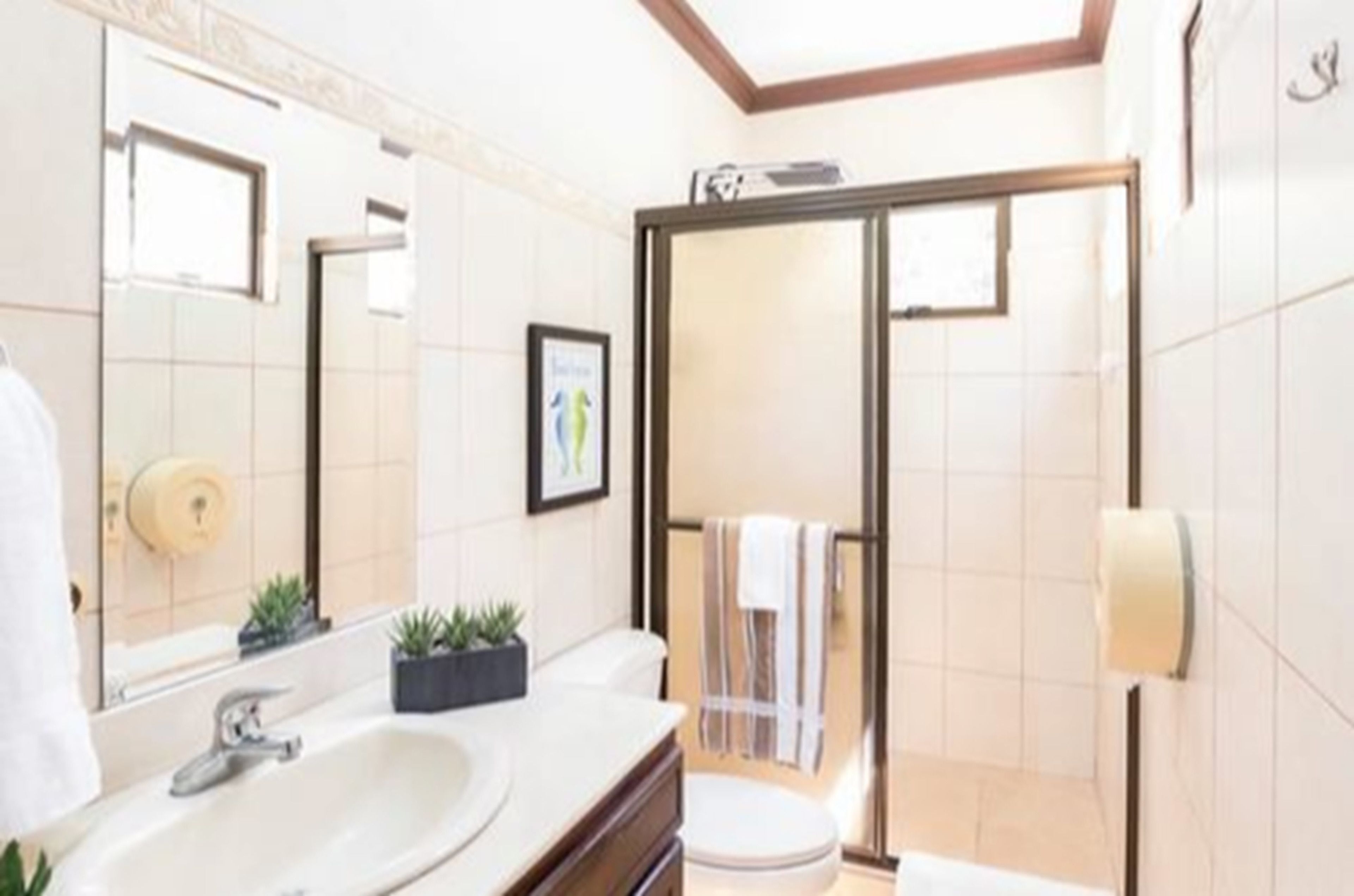 family apartment, multiple beds, non smoking | bathroom | shower, free toiletries, hair dryer, towels