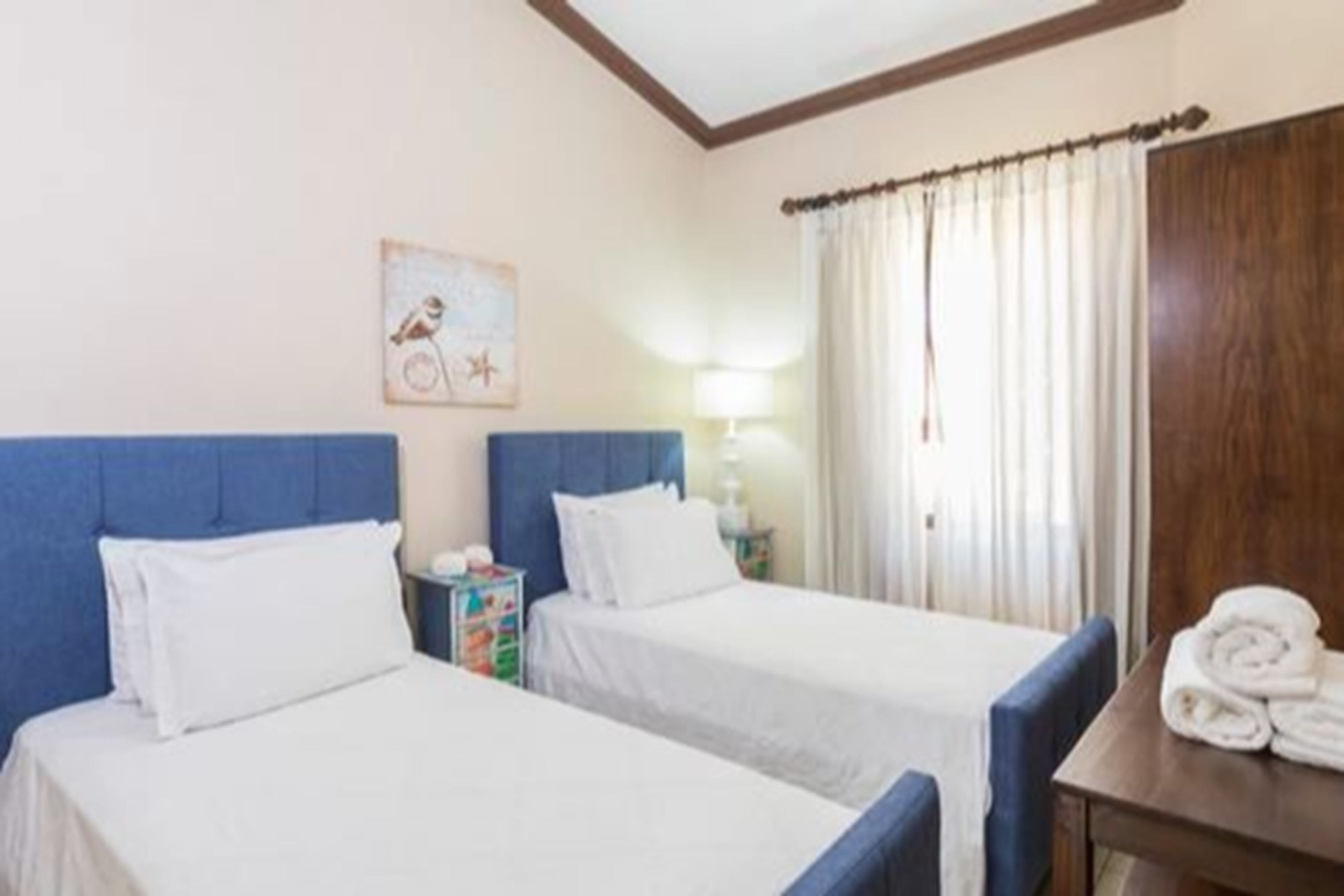 family apartment, multiple beds, non smoking | in-room safe, blackout curtains, free wifi, bed sheets